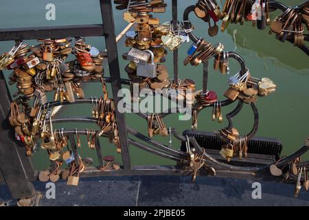 Love Locks, Cau Rong, Dragon Bridge, da Nang, Danang, Vietnam centrale, Vietnam Foto Stock