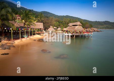 Capanne di bambù a Rangbeach Beach, Danang, Vietnam Foto Stock