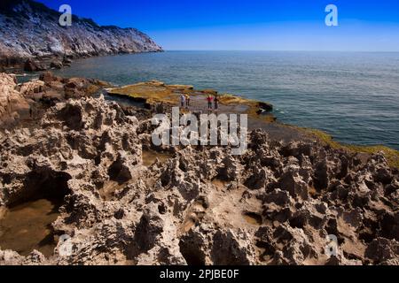 Costa rocciosa nel Parco Nazionale di Hang Rai, Vinh Hy, Ninh Thuan, Vietnam Foto Stock