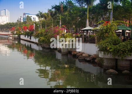 Ristorante sul lungomare, fiume Han, da Nang, Danang, Vietnam centrale, Vietnam Foto Stock