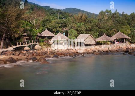 Capanne di bambù a Rangbeach Beach, Danang, Vietnam Foto Stock