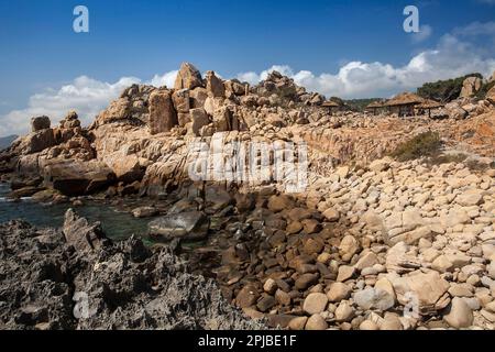 Costa rocciosa nel Parco Nazionale di Hang Rai, Vinh Hy, Ninh Thuan, Vietnam Foto Stock