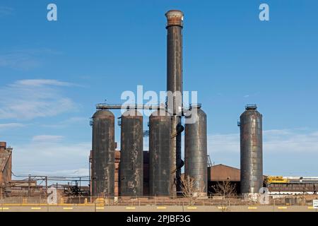 Pueblo, Colorado, vecchie strutture presso il mulino dell'acciaio delle Montagne Rocciose di Evraz. La grande società russa di estrazione e acciaio, Evraz PLC, ha acquistato il mulino Foto Stock