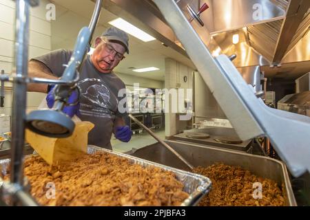 Paducah, Kentucky, Mercy Chefs prepara i pasti per i volontari che lavorano per riparare i danni dal tornado del dicembre 2021 che divorava le città occidentali Foto Stock