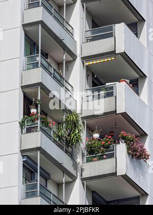 Balconi in cemento con gerani, Ramses alto edificio, Westkreuz, Pasing, Monaco, Baviera, Germania Foto Stock
