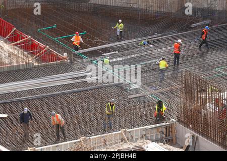 Pozzo di scavo, fondazione di un edificio commerciale nel piazzale della stazione di Brema con operai edili, Brema, Germania Foto Stock