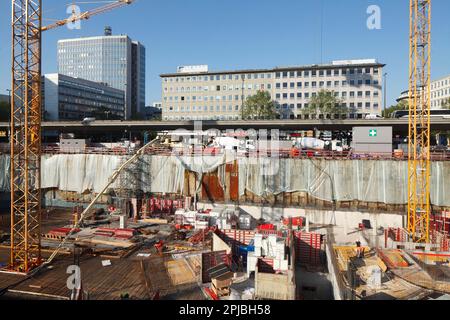 Pozzo di scavo, fondazione di un edificio commerciale nel piazzale della stazione di Brema, Brema, Germania Foto Stock