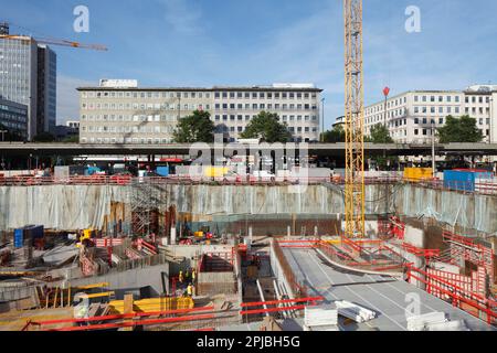 Pozzo di scavo, fondazione di un edificio commerciale nel piazzale della stazione di Brema, Brema, Germania Foto Stock