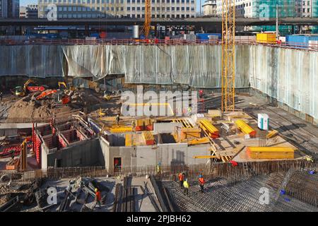 Pozzo di scavo, fondazione di un edificio commerciale nel piazzale della stazione di Brema, Brema, Germania Foto Stock