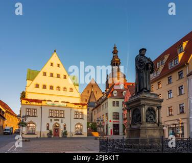 Lutherstadt Eisleben: Piazza Markt, Municipio, Chiesa di San Andreas, monumento Martin Luther a Mansfeld, Sachsen-Anhalt, Sassonia-Anhalt, Germania Foto Stock