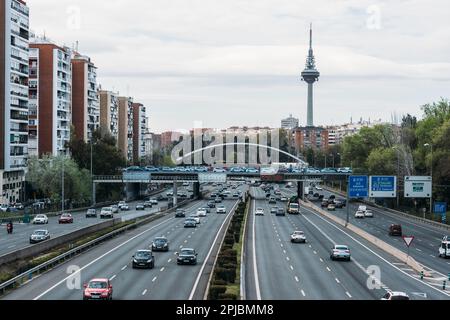 Madrid, Spagna - 1 aprile 2023: Vista prospettica del traffico sull'autostrada M30 di Madrid Foto Stock