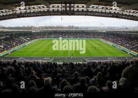 Il West si stette in alto a metà tempo mentre il MKM Stadium vede la sua più grande partecipazione in sei anni durante la partita del campionato Sky Bet Hull City vs Rotherham United allo stadio MKM di Hull, Regno Unito, 1st aprile 2023 (Foto di James Heaton/News Images) Foto Stock