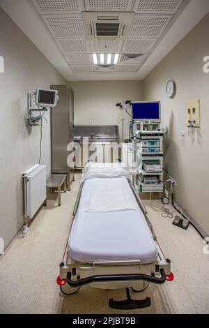 Moderno kit di apparecchiature per endoscopia. Sistema di endoscopia video elettronica. Un lettino per i pazienti e un supporto con un gastroscopio e un monitor. Foto Stock