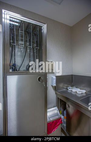 Moderno kit di apparecchiature per endoscopia. Sistema di endoscopia video elettronica. Un lettino per i pazienti e un supporto con un gastroscopio e un monitor. Foto Stock