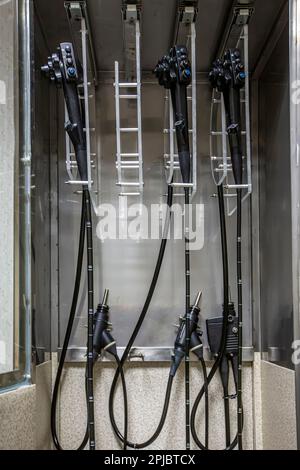 Moderno kit di apparecchiature per endoscopia. Sistema di endoscopia video elettronica. Un lettino per i pazienti e un supporto con un gastroscopio e un monitor. Foto Stock