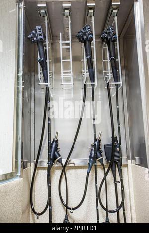 Moderno kit di apparecchiature per endoscopia. Sistema di endoscopia video elettronica. Un lettino per i pazienti e un supporto con un gastroscopio e un monitor. Foto Stock