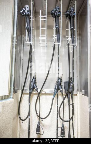 Moderno kit di apparecchiature per endoscopia. Sistema di endoscopia video elettronica. Un lettino per i pazienti e un supporto con un gastroscopio e un monitor. Foto Stock