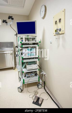 Moderno kit di apparecchiature per endoscopia. Sistema di endoscopia video elettronica. Un lettino per i pazienti e un supporto con un gastroscopio e un monitor. Foto Stock