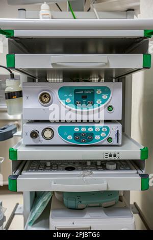 Moderno kit di apparecchiature per endoscopia. Sistema di endoscopia video elettronica. Un lettino per i pazienti e un supporto con un gastroscopio e un monitor. Foto Stock