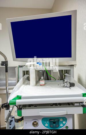 Moderno kit di apparecchiature per endoscopia. Sistema di endoscopia video elettronica. Un lettino per i pazienti e un supporto con un gastroscopio e un monitor. Foto Stock