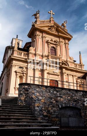 Chiesa di Sant'Andrea Apostolo sulla cittadina collinare di Brunate, affacciata sul Lago di Como, in Italia. Foto Stock