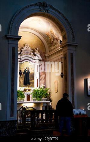 Altare dedicato alla Beata Maddalena Albrici nella Chiesa di Sant'Andrea Apostolo sulla collina di Brunate che domina il lago di Como a Como. Foto Stock