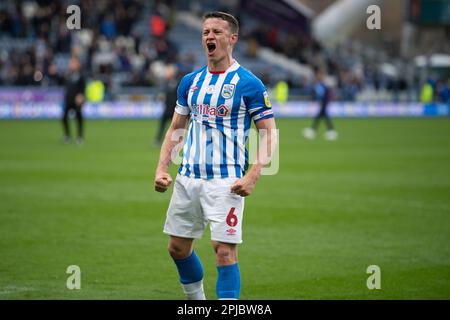 Jonathan Hogg della città di Huddersfield si arrosta con piacere dopo che la sua squadra ha vinto $4-2 nel campionato di scommessa dello Sky Match fra la città di Huddersfield e Middlesbrough al John Smith's Stadium, Huddersfield sabato 1st aprile 2023. (Foto: Trevor Wilkinson | NOTIZIE MI) Credit: NOTIZIE MI & Sport /Alamy Live News Foto Stock