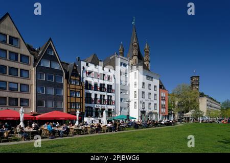 Colonia, Germania, aprile 20 2022: Ristoranti all'aperto in primavera sulle rive del reno nel centro storico di colonia in una giornata di sole Foto Stock