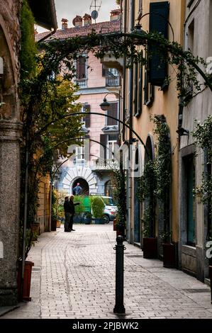 Architettura romanica Como ai piedi delle Alpi italiane lungo il Lago di Como. Foto Stock