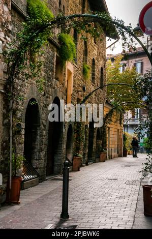 Architettura romanica a Como ai piedi delle Alpi italiane lungo il Lago di Como. Foto Stock