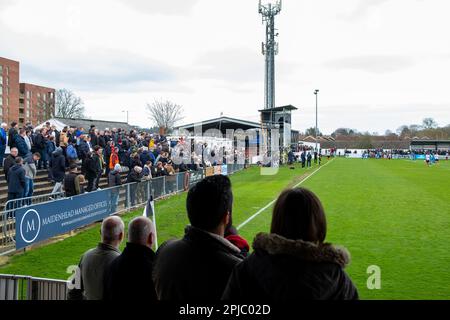 Maidenhead, Regno Unito. 1st aprile 2023. Gli appassionati di calcio assistono a una partita della National League contro Chesterfield presso lo York Road Ground di Maidenhead United. York Road è creduto dalla Football Association come il più antico campo di calcio senior utilizzato continuamente dalla stessa squadra. Il Royal Borough di Windsor e Maidenhead ha recentemente approvato piani per aggiungere 224 posti in più nella South Stand e per costruire un nuovo North Stand con 304 posti. Credit: Notizie dal vivo di Mark Kerrison/Alamy Foto Stock