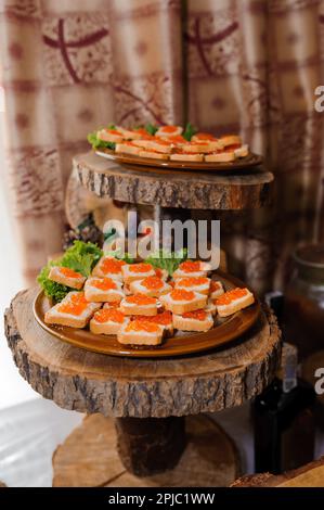 Piccole tartine con caviale rosso nel buffet delle feste Foto Stock