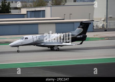 Santa Monica, California, Stati Uniti. 31st Mar, 2023. Un Embraer Phenom 300 (doppio jet) (N598TP) jet privato che opera per I SERVIZI DI noleggio AEREO ALPHACRAFT che arrivano all'aeroporto di Santa Monica da Bozeman, Montana.l'aeroporto di Santa Monica (ICAO: KSMO) è un aeroporto di aviazione generale che serve FBOs, scuole di volo e hobbisti. La sua posizione vicino ad aree residenziali e la sua breve pista hanno causato polemiche e hanno portato a sforzi per chiudere l'aeroporto. La FAA ha annunciato che l'aeroporto chiuderà nel 2028 per essere trasformato in un parco pubblico. L'aeroporto ha una storia ricca, essendo stato utilizzato per scopi aerei Foto Stock