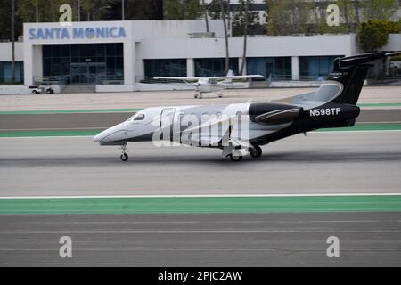 Santa Monica, California, Stati Uniti. 31st Mar, 2023. Un Embraer Phenom 300 (doppio jet) (N598TP) jet privato che opera per I SERVIZI DI noleggio AEREO ALPHACRAFT che arrivano all'aeroporto di Santa Monica da Bozeman, Montana.l'aeroporto di Santa Monica (ICAO: KSMO) è un aeroporto di aviazione generale che serve FBOs, scuole di volo e hobbisti. La sua posizione vicino ad aree residenziali e la sua breve pista hanno causato polemiche e hanno portato a sforzi per chiudere l'aeroporto. La FAA ha annunciato che l'aeroporto chiuderà nel 2028 per essere trasformato in un parco pubblico. L'aeroporto ha una storia ricca, essendo stato utilizzato per scopi aerei Foto Stock