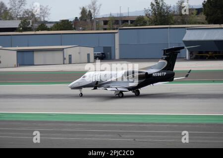 Santa Monica, California, Stati Uniti. 31st Mar, 2023. Un Embraer Phenom 300 (doppio jet) (N598TP) jet privato che opera per I SERVIZI DI noleggio AEREO ALPHACRAFT che arrivano all'aeroporto di Santa Monica da Bozeman, Montana.l'aeroporto di Santa Monica (ICAO: KSMO) è un aeroporto di aviazione generale che serve FBOs, scuole di volo e hobbisti. La sua posizione vicino ad aree residenziali e la sua breve pista hanno causato polemiche e hanno portato a sforzi per chiudere l'aeroporto. La FAA ha annunciato che l'aeroporto chiuderà nel 2028 per essere trasformato in un parco pubblico. L'aeroporto ha una storia ricca, essendo stato utilizzato per scopi aerei Foto Stock