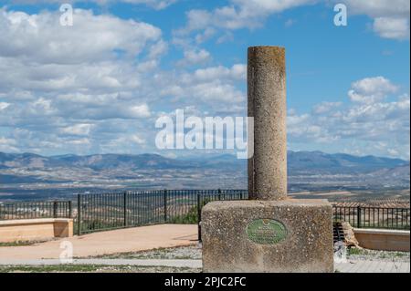 Vertice geodesico di Tajarja (Granada, Spagna): I vertici geodesici sono monoliti costruiti in luoghi alti da cui l'altezza esatta di un punto può essere di ca Foto Stock