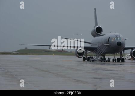 NEGLI STATI UNITI Air Force C-17 Globemaster III si avvicina alla linea di volo alla base dell'aeronautica militare di Travis, California, 29 marzo 2023. Il C-17 ha fatto parte di un 50th° anniversario di volo commemorativo dell'operazione Homecoming, che ha ripercorso la missione originale. Operazione Homecoming ha restituito 591 prigionieri di guerra americani dal Vietnam nel 1973. (STATI UNITI Air Force foto di Senior Airman Alexander Merchak) Foto Stock