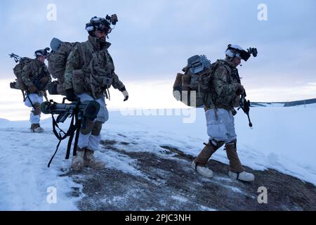 STATI UNITI I paracadutisti dell'esercito con il battaglione 3rd, il reggimento della fanteria paracadute 509th, la squadra di combattimento della Brigata della fanteria 2nd (Airborne), la divisione Airborne 11th, si dirigono verso la linea di volo prima di condurre una missione di assalto aereo durante il Joint Pacific Multinational Readiness Center-Alaska 23-02 presso il Ladd Army Airfield, Fort Wainwright, Alaska, 30 marzo 2023. JPMRC-AK 23-02 aiuta i soldati e i leader a sviluppare e perfezionare le tattiche, le tecniche e le procedure necessarie per operare con successo in condizioni remote e estreme dell'inverno artico e superare le sfide ambientali e militari. Aviatore dell'esercito Foto Stock