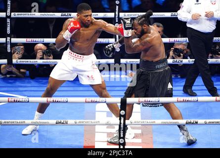 Anthony Joshua (a sinistra) colpisce Jermaine Franklin nel concorso internazionale dei pesi massimi al O2 di Londra. Data immagine: Sabato 1 aprile 2023. Foto Stock