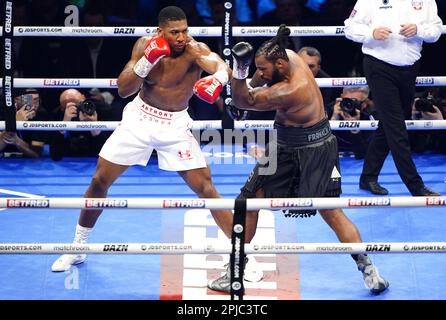 Anthony Joshua (a sinistra) colpisce Jermaine Franklin nel concorso internazionale dei pesi massimi al O2 di Londra. Data immagine: Sabato 1 aprile 2023. Foto Stock