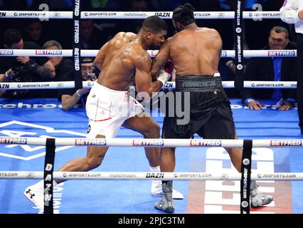 Anthony Joshua (a sinistra) colpisce Jermaine Franklin nel concorso internazionale dei pesi massimi al O2 di Londra. Data immagine: Sabato 1 aprile 2023. Foto Stock