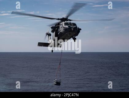 Un MH-60s Knighthawk, attaccato ai 'tridenti' di Helicopter Sea Combat Squadron (HSC) 9, trasporta munizioni durante una munizioni in carico con USNS Medgar Evers (T-AKE 13), 31 marzo 2023. Ford è in corso nell'Oceano Atlantico che conduce le operazioni di routine e la formazione al fine di mantenere la prontezza. In qualità di nave di prima classe di portaerei di classe Ford, CVN 78 rappresenta un salto generazionale negli Stati Uniti Capacità della Marina di proiettare potenza su scala globale. (STATI UNITI Foto Navy di Mass Communication Specialist 2nd Classe Nolan Pennington) Foto Stock