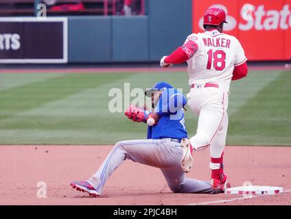 St Louis, Stati Uniti. 01st Apr, 2023. St Louis Cardinals Jordan Walker è sicuro alla prima base, mentre il primo bassista di Toronto Blue Jays Vladimir Guerrero Jr. Gioca a baseball nell'ottavo assassino al Busch Stadium di St Louis il Sabato, Aprile 1, 2023. Foto di Bill Greenblatt/UPI Credit: UPI/Alamy Live News Foto Stock