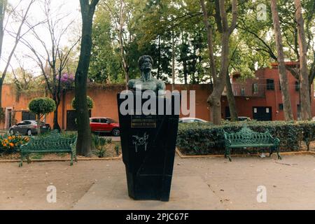 Città del Messico -febbraio 2023: Frida Kahlo e Diego Rivera statue all'interno del Parque Frida Kahlo a Coyoacan . Foto di alta qualità Foto Stock