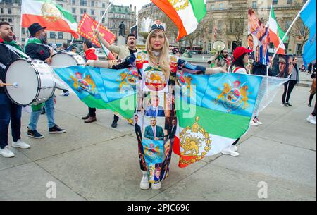 Londra, Regno Unito. 1st Apr, 2023. Le donne iraniane protestano a Trafalgar Square. Protesta contro il regime iraniano in corso a Trafalgar Square dopo la morte di Mahsa Amini. Credit: JOHNNY ARMSTEAD/Alamy Live News Foto Stock