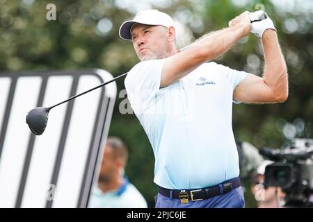 Orlando, Florida, Stati Uniti. 1st Apr, 2023. Lee Westwood tee fuori dalla 1st buche durante il secondo round del LIV Golf Invitational - Orlando presso l'Orange County National. (Credit Image: © Deby Wong/ZUMA Press Wire) SOLO PER USO EDITORIALE! Non per USO commerciale! Credit: ZUMA Press, Inc./Alamy Live News Foto Stock