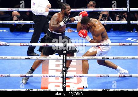 Jermaine Franklin (a sinistra) colpisce Anthony Joshua nel concorso internazionale dei pesi massimi al O2 di Londra. Data immagine: Sabato 1 aprile 2023. Foto Stock