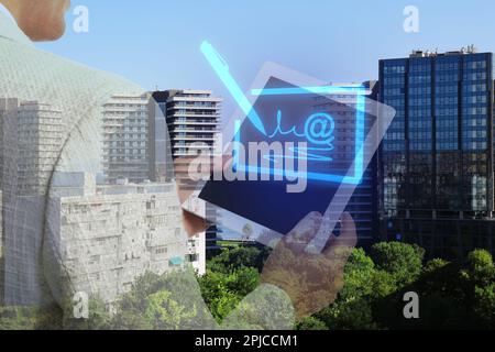 Concetto di firma elettronica. Doppia esposizione di uomo d'affari con tablet e paesaggio urbano Foto Stock