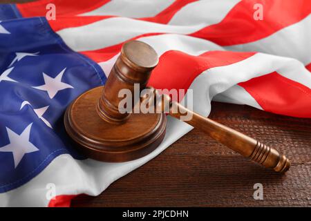 Il gavel del giudice e la bandiera americana sul tavolo di legno Foto Stock