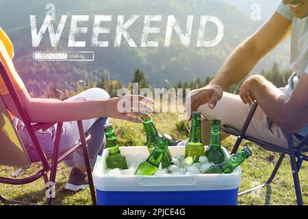 Fine settimana presto disponibile. Immagine della barra di avanzamento e della coppia che riposa in montagna Foto Stock